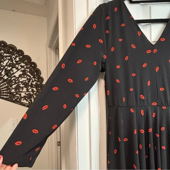 TORRID - Black Knit A-Line Dress with Red Kiss Print, Size 00 NWT, US Size 10 - Picture 13 of 16